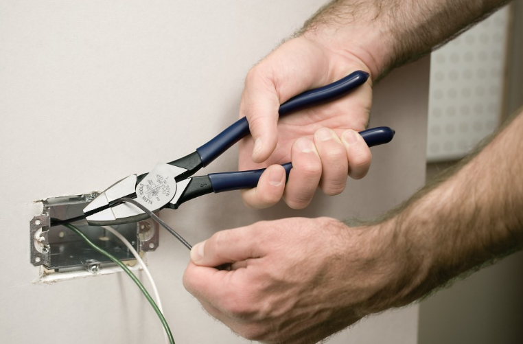 Klein Tools New England Nose 9-in Lineman Cutting Pliers