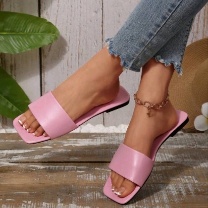 Flat leather sandals